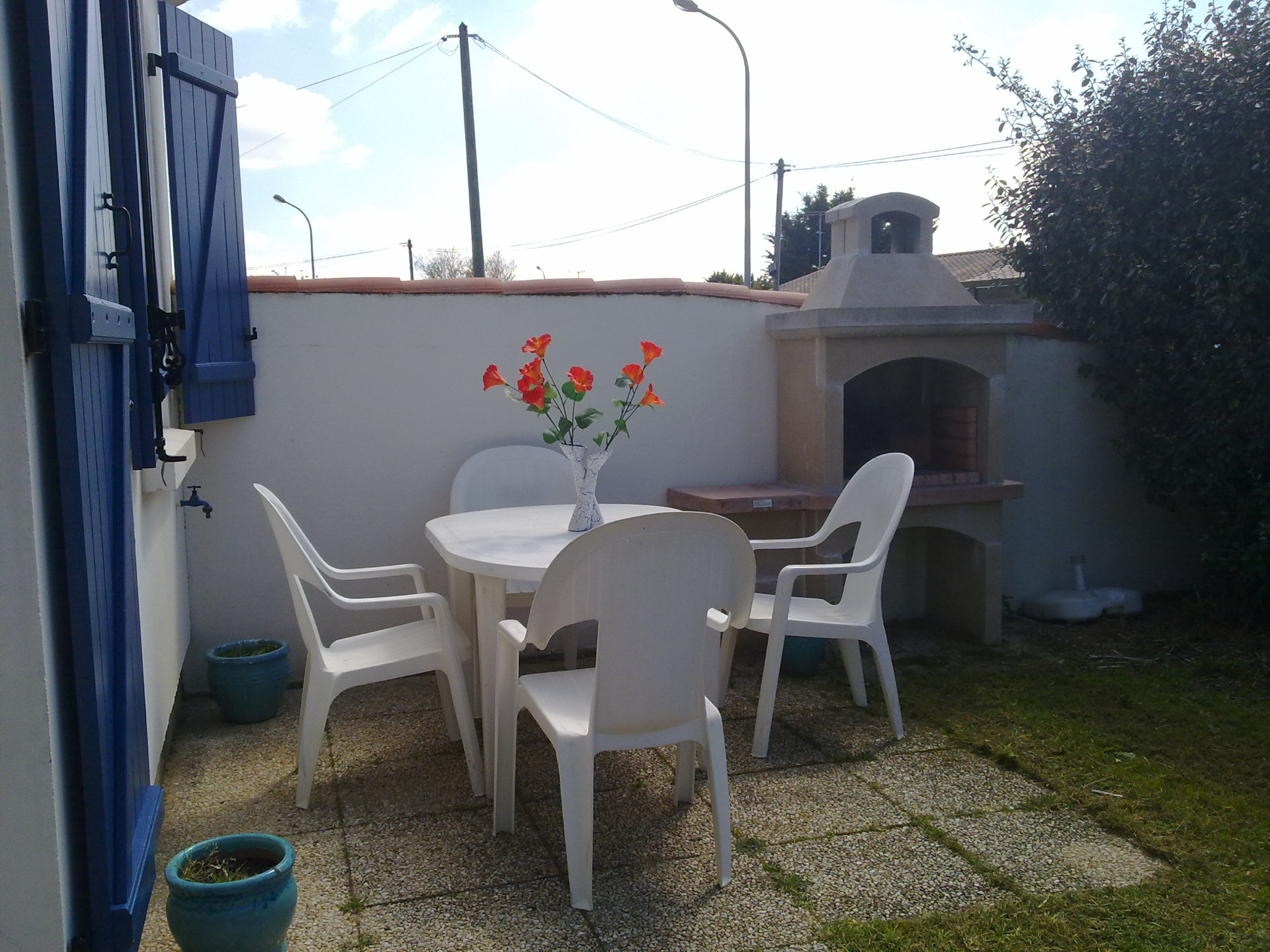 la terrasse avec son barbecue