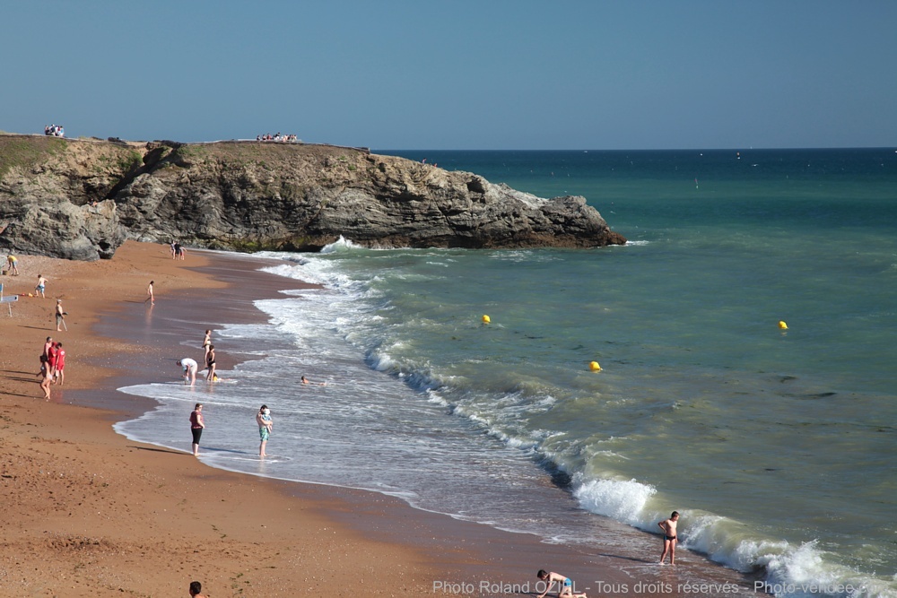 petite plage au milieu d'une crique .....