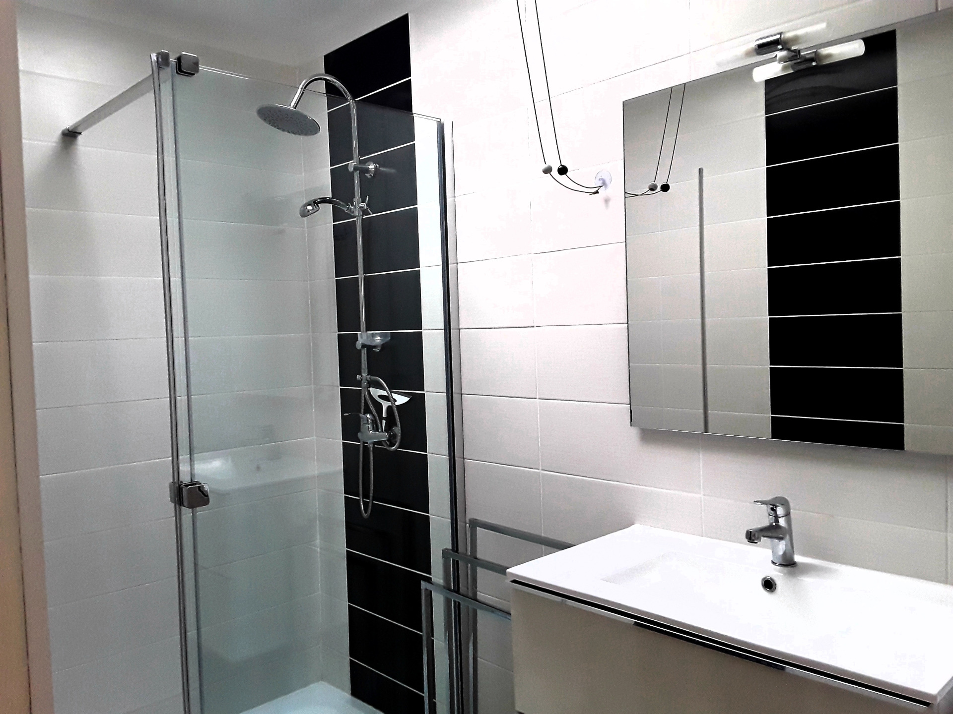 Cabinet de toilette avec son grand espace douche (L 1,50m)